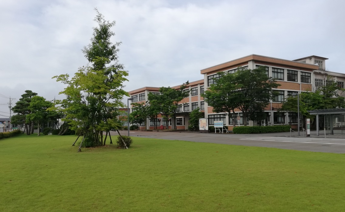 緑豊かな富山短期大学のキャンパス風景